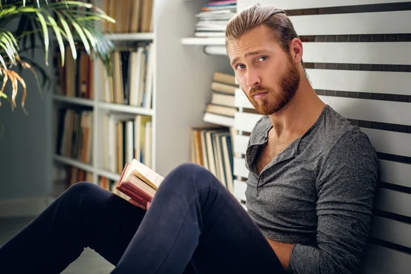 Pelirroja macho sosteniendo un libro — Foto de Stock