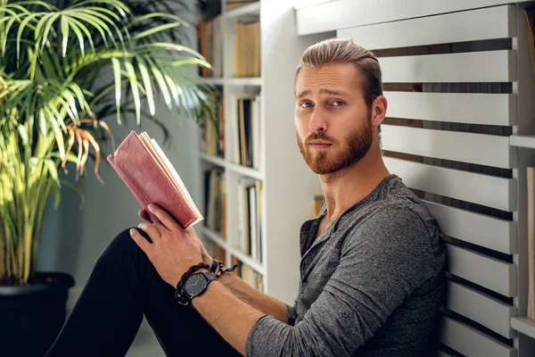 Ruiva masculino segurando um livro — Fotografia de Stock