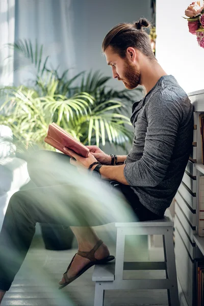 세련 된 턱수염이 난된 남자는 책을 읽고 — 스톡 사진