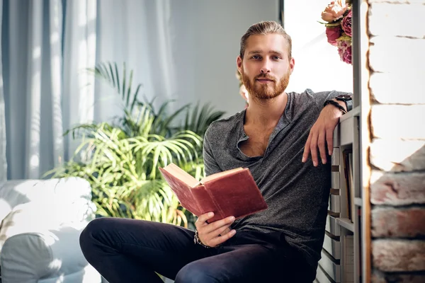 Roodharige mannelijke het houden van een boek — Stockfoto