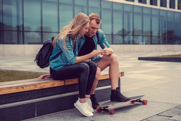 Modernes Paar mit Smartphone — Stockfoto