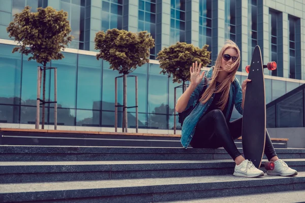 Casual meisje houdt Longboard — Stockfoto