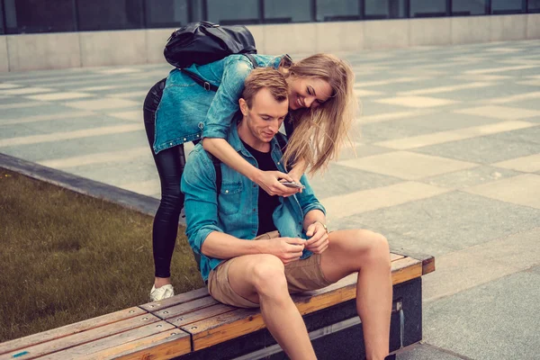 Lässiges Paar mit Longboard — Stockfoto