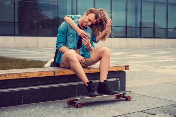 Casual couple with longboard — Stock Photo, Image