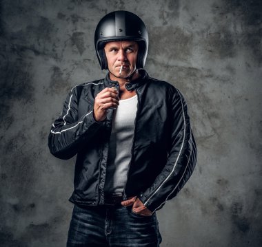 Bir sigara orta yaş erkek