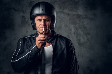 Bir sigara orta yaş erkek