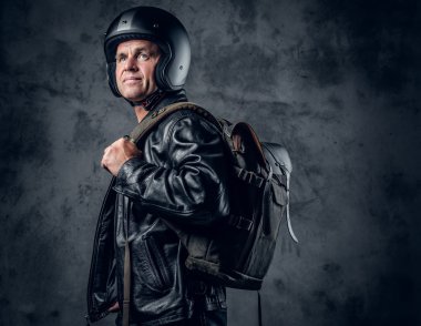 Motosiklet kask ve deri ceketli erkek