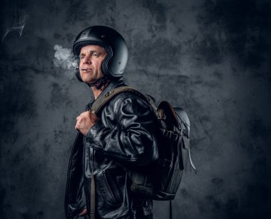 Erkek bir sigara motosiklet kask içinde 