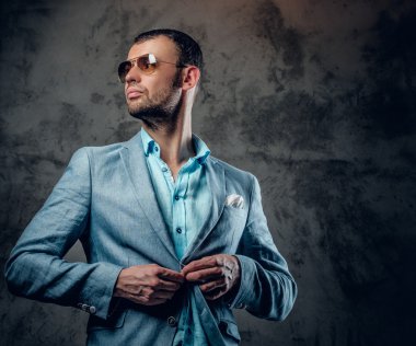 Erkek masmavi ceket ve güneş gözlüğü