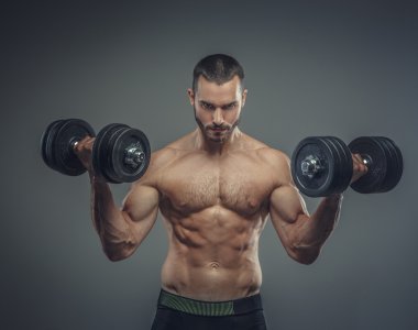 Pazı egzersiz dumbbells ile yapıyor erkek