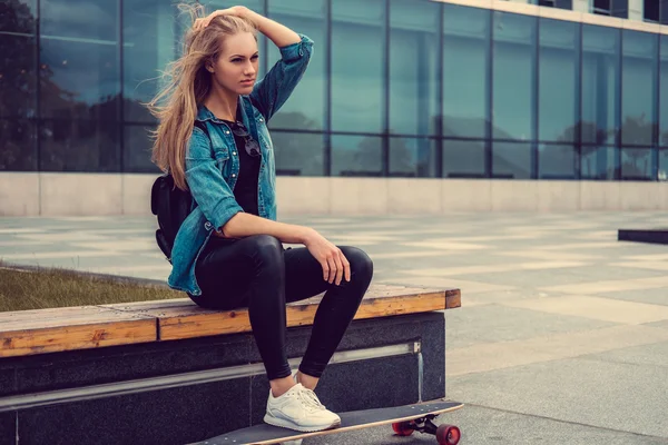 Blond flicka poserar med longboard — Stockfoto