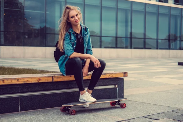 Menina loira posando com longboard — Fotografia de Stock