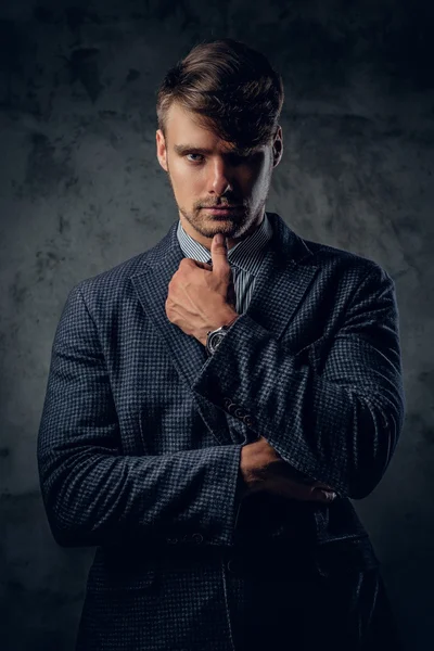 Stilvoller Mann im Anzug — Stockfoto