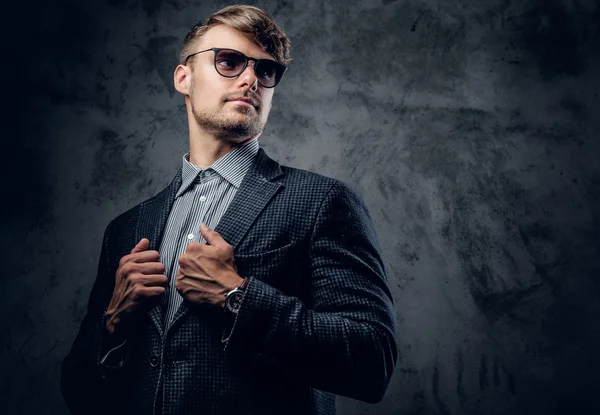 Hombre en traje y gafas de sol — Foto de Stock