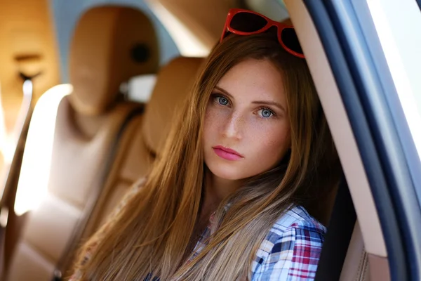 长雀斑的女孩，在一辆车. — 图库照片