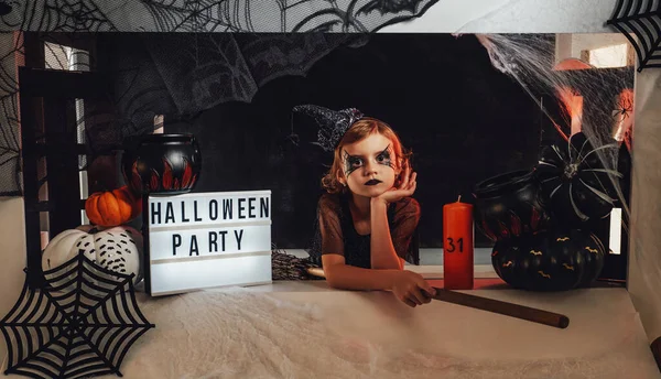 Kislány ül a pultnál halloween party — Stock Fotó