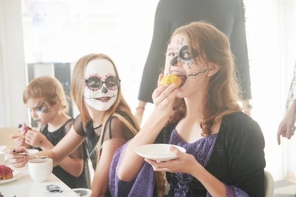 Alegre colegialas comiendo dulces en el comedor —  Fotos de Stock