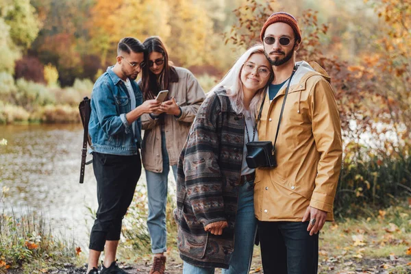 Couple in love posing in foreground in autumn forest — Stock Photo, Image