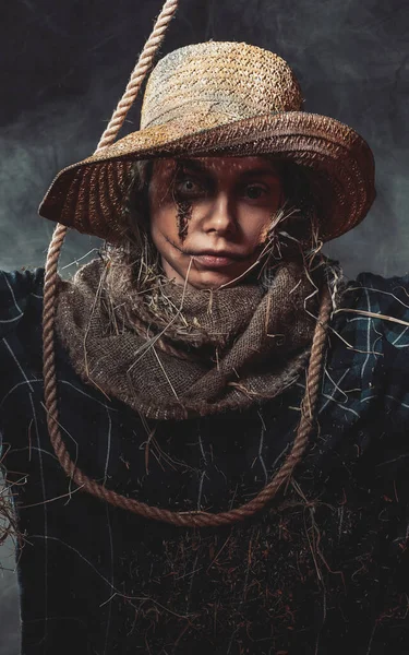 Hasır şapkayla poz veren yırtık pırtık bir kadın. — Stok fotoğraf