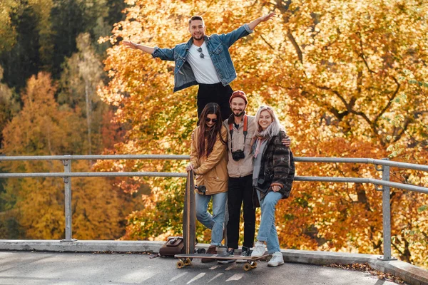 Amigos despreocupados pasando un buen rato en el bosque de otoño — Foto de Stock