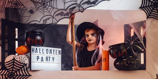 Vidám óvodás lány ül halloween stand — Stock Fotó