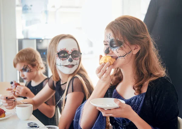 Pequeñas colegialas celebrando fiesta de Halloween en el comedor —  Fotos de Stock