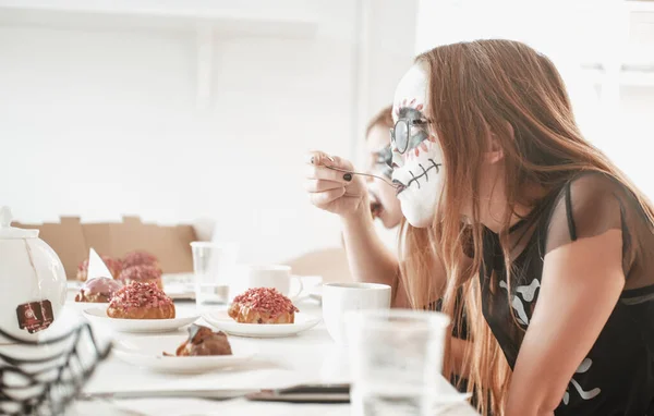 Glada skolflickor äter godis i matsalen — Stockfoto