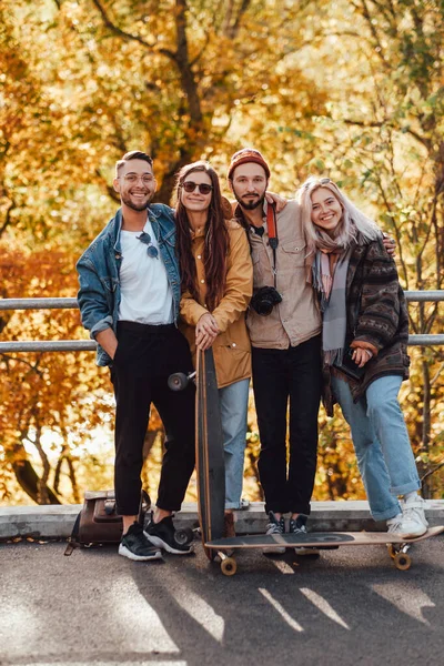 Herfst bos en een groep vrienden die ze poseren — Stockfoto