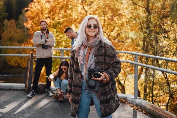 Cuatro amigos caminando en el parque público de otoño — Foto de Stock