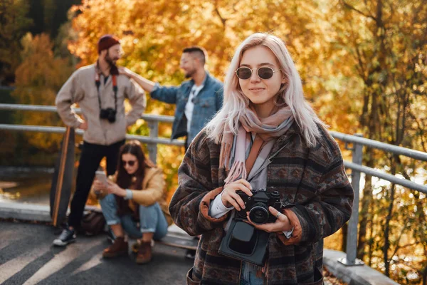 Dört arkadaş sonbahar parkında iyi vakit geçiriyorlar. — Stok fotoğraf