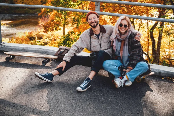 Beste vrienden zitten op skate en ontspannen op de brug — Stockfoto