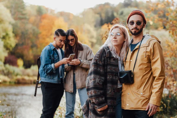 Verliefd stel poseert op de voorgrond in herfstbos — Stockfoto