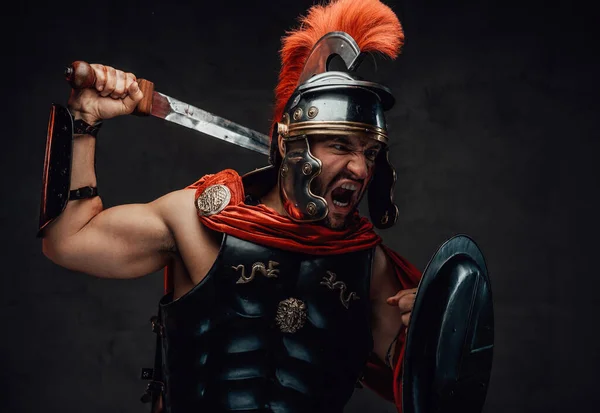 Assaltando lutador imperial de Roma em fundo escuro — Fotografia de Stock