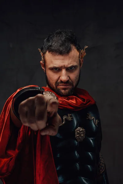 鎧と赤いマントルポイントの指でローマ皇帝 — ストック写真