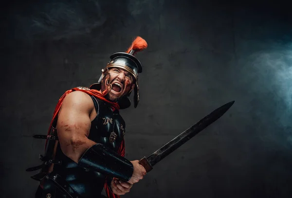 Mad kejserlig soldat från Rom skriker i rökig bakgrund — Stockfoto