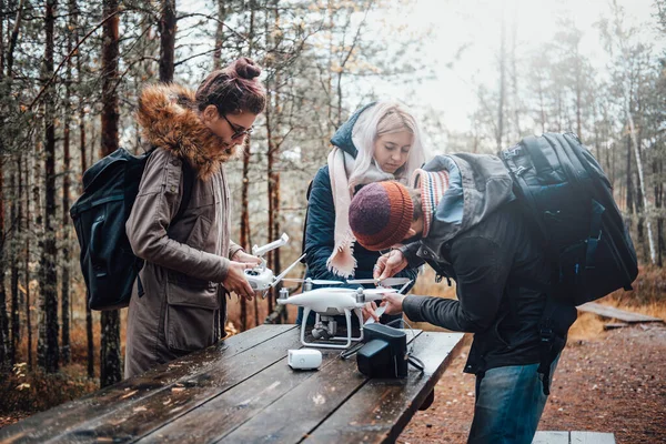 Krásný podzimní les a studenti ladí quadcopter — Stock fotografie