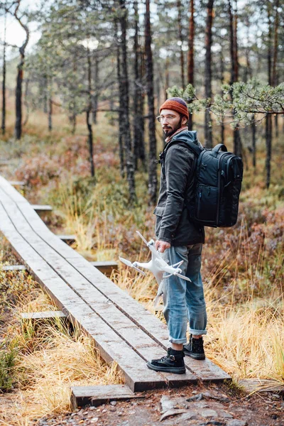 Ragazzo barbuto rimanere e guardando la fotocamera in strada di legno — Foto Stock