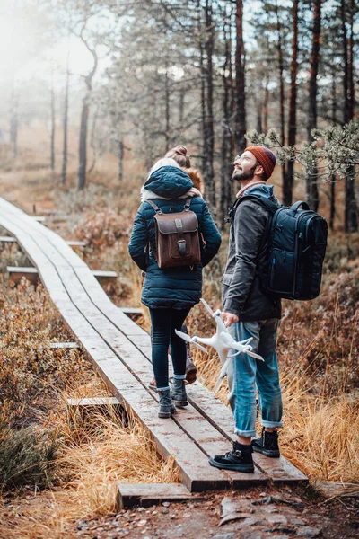 Two girls they go through wooden road and bearded guy — Stock Photo, Image