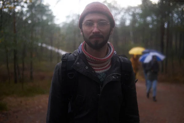 Rozmazané fotografie vousatého chlapa s brýlemi v lese — Stock fotografie