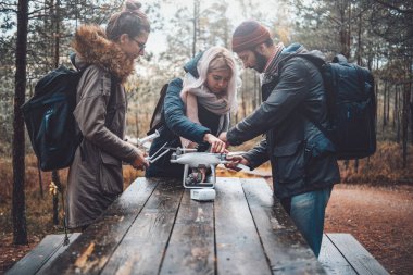 Güzel bir sonbahar ormanı ve öğrencileri dörtgen ayar çekiyor.