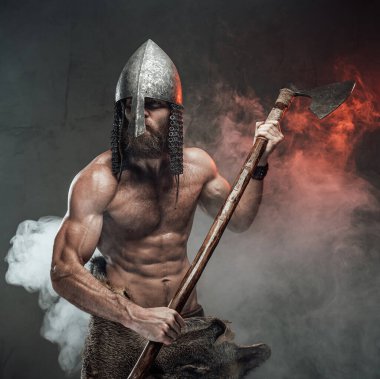 Savaşçı erkek viking dumanlı arka planda çıplak gövde