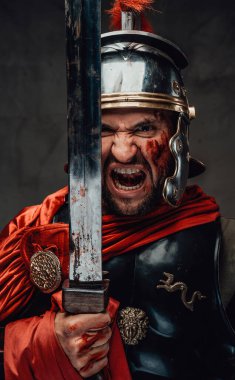 Deli Romalı savaşçı elinde kılıcıyla bağırıyor.