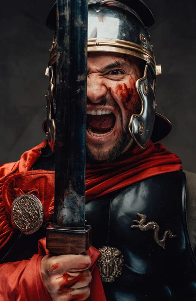 Šílený římský válečník křičí a drží meč. — Stock fotografie