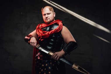 Kel İmparatorluk askeri stüdyoda kılıçla poz veriyor.