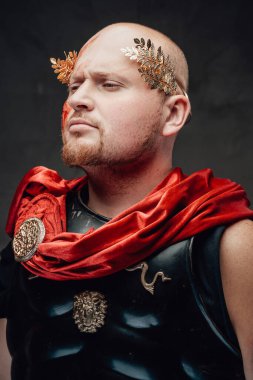 Kel zırhlı lejyonerler koyu arkaplanlı vesikalık fotoğraf