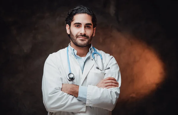 Médico experto con barba y labcoat blanco en fondo oscuro —  Fotos de Stock