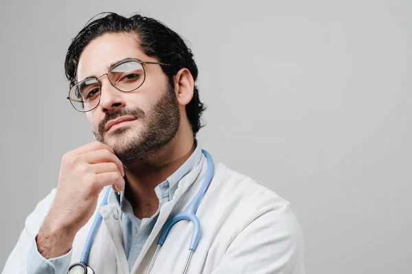 Médecin professionnel expérimenté en fond blanc — Photo