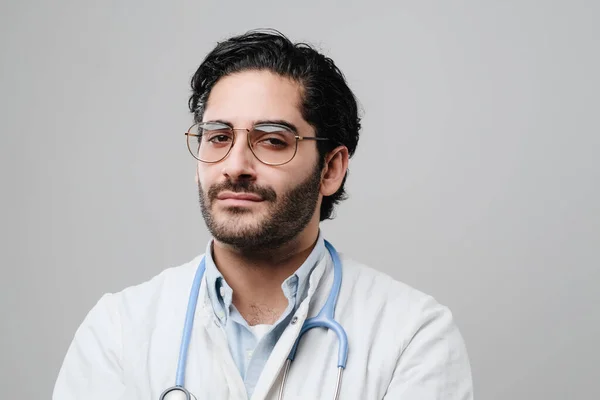 Médico profesional con experiencia en fondo blanco —  Fotos de Stock