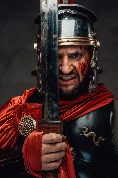 Безумный воин из Рима пялится в камеру с мечом — стоковое фото