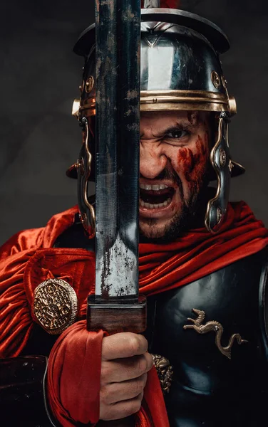 狂ローマの戦士が剣を持って叫ぶ — ストック写真